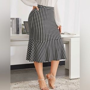 SHEIN Clasi Plus Ruffle Hem Houndstooth Skirt